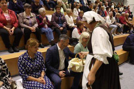 11. MEDNARODNI FOLKLORNI FESTIVAL RAKEK 53 FOTO LJUBO VUKELIČ